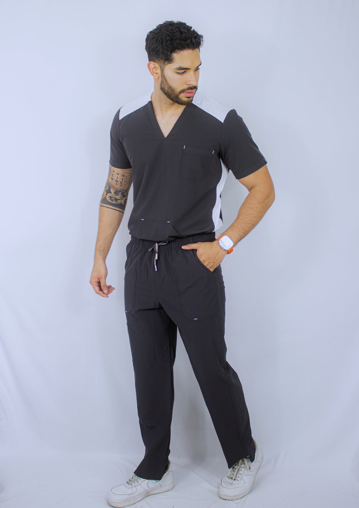 Uniforme New Classic Gris oscuro con Blanco